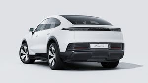 Vista exterior do Cayenne Coupé Electric mostrando a parte de trás e o lado esquerdo do automóvel