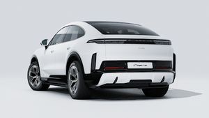Vista exterior do Cayenne Turbo Coupé Electric mostrando a parte de trás e o lado esquerdo do automóvel