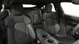 Vista interior mostrando os bancos dianteiros do Taycan Turbo S (2026)