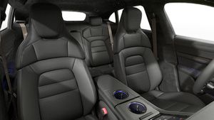 Vista interior mostrando os bancos dianteiros do Taycan Turbo Cross Turismo (2027)