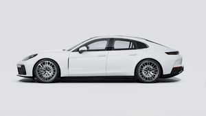 Vista exterior do sítio Panamera 4 E-Hybrid (2027) mostrando o lado esquerdo do automóvel