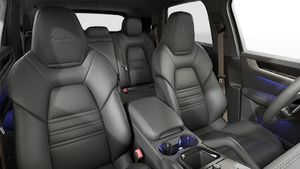 Vue intérieure montrant les sièges avant de Cayenne Turbo E-Hybrid