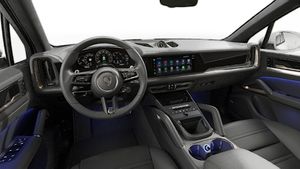 Vue de l'intérieur montrant le volant et le tableau de bord de Cayenne Turbo E-Hybrid