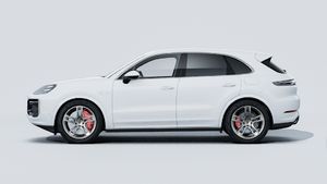 Vue extérieure de Cayenne Turbo E-Hybrid montrant le côté gauche de la voiture
