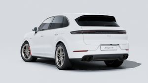 Vue extérieure de Cayenne Turbo E-Hybrid montrant l'arrière et le côté gauche de la voiture