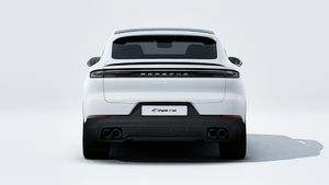 Vue extérieure de Cayenne S E-Hybrid Coupé montrant l'arrière de la voiture