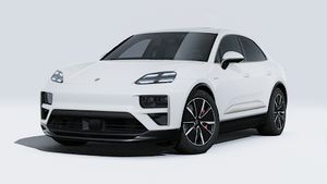 Vue extérieure de Macan Turbo montrant l'avant et le côté gauche de la voiture