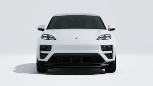 Vue extérieure de Macan Turbo montrant l'avant de la voiture