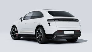 Vue extérieure de Macan Turbo montrant l'arrière et le côté gauche de la voiture