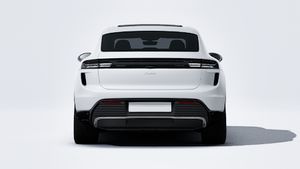 Vue extérieure de Macan Turbo montrant l'arrière de la voiture