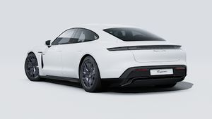 Vue extérieure de Taycan GTS montrant l'arrière et le côté gauche de la voiture