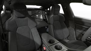 Vue intérieure montrant les sièges avant de Taycan Turbo GT with Weissach Package