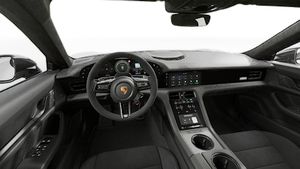Vue de l'intérieur montrant le volant et le tableau de bord de Taycan Turbo GT with Weissach Package