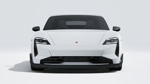 Vue extérieure de Taycan Turbo GT with Weissach Package montrant l'avant de la voiture