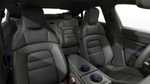 Vue intérieure montrant les sièges avant de Taycan 4S Black Edition