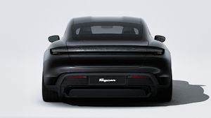 Vue extérieure de Taycan 4S Black Edition montrant l'arrière de la voiture