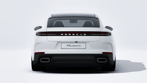Vue extérieure de Panamera 4 E-Hybrid montrant l'arrière de la voiture