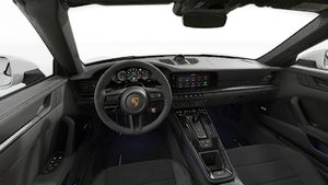 Vue de l'intérieur montrant le volant et le tableau de bord d'un véhicule de transport de marchandises. 911 Carrera GTS Cabriolet