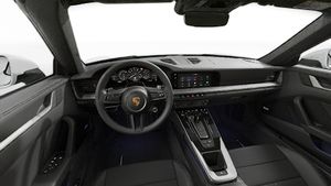 Vista interna che mostra il volante e il cruscotto di 911 Carrera Cabriolet