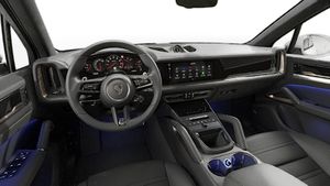 Vue de l'intérieur montrant le volant et le tableau de bord d'un véhicule de transport de marchandises. Cayenne Turbo E-Hybrid