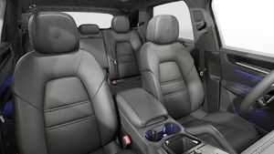 Vista interna dei sedili anteriori di Cayenne E-Hybrid Black Edition