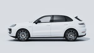 Die Außenansicht von Cayenne E-Hybrid Black Edition zeigt die linke Seite des Fahrzeugs
