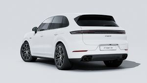 Außenansicht von Cayenne E-Hybrid Black Edition mit der Rückseite und der linken Seite des Fahrzeugs
