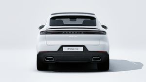 Vista esterna di Cayenne Coupé che mostra la parte posteriore della vettura