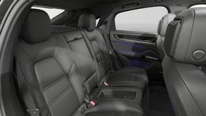 Vista dell'interno di Cayenne E-Hybrid Coupé Black Edition