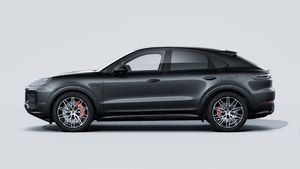 Die Außenansicht von Cayenne S E-Hybrid Coupé Black Edition zeigt die linke Seite des Fahrzeugs