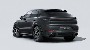Außenansicht von Cayenne S E-Hybrid Coupé Black Edition mit der Rückseite und der linken Seite des Fahrzeugs