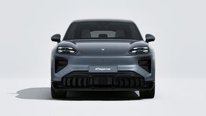 Vista esterna di Cayenne Turbo Electric che mostra la parte anteriore della vettura