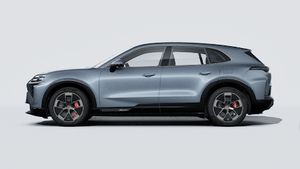 Vista esterna di Cayenne Turbo Electric che mostra il lato sinistro della vettura