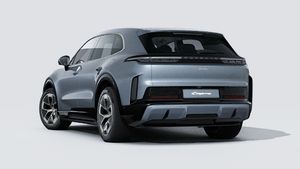 Vista esterna di Cayenne Turbo Electric che mostra il retro e il lato sinistro della vettura