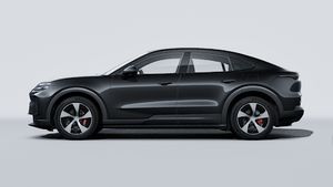 Vista esterna di Cayenne S Coupé Electric che mostra il lato sinistro della vettura