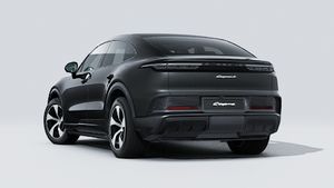 Vista esterna di Cayenne S Coupé Electric che mostra il retro e il lato sinistro della vettura