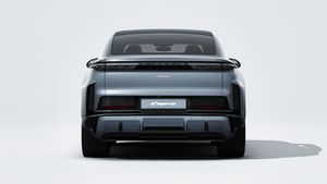 Vista esterna di Cayenne Turbo Coupé Electric che mostra la parte posteriore della vettura