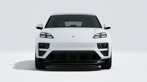 Vue extérieure de Macan Turbo montrant l'avant de la voiture
