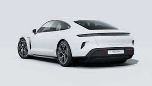 Außenansicht von Taycan Turbo mit der Rückseite und der linken Seite des Fahrzeugs
