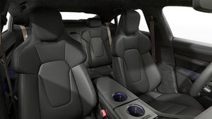 Innenansicht mit den Vordersitzen von Taycan Turbo S