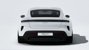 Außenansicht von Taycan Turbo S mit Blick auf das Heck des Fahrzeugs