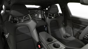 Innenansicht mit den Vordersitzen von Taycan Turbo GT mit Weissach-Paket