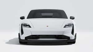 Außenansicht von Taycan Turbo GT mit Weissach-Paket mit Blick auf die Vorderseite des Fahrzeugs