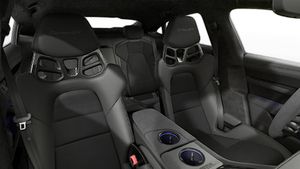 Innenansicht mit den Vordersitzen von Taycan Turbo GT