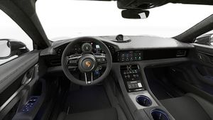Vista interna che mostra il volante e il cruscotto di Taycan Turbo GT