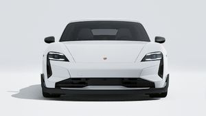 Außenansicht von Taycan Turbo GT mit Blick auf die Vorderseite des Fahrzeugs