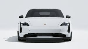 Vista esterna di Taycan Turbo GT che mostra la parte anteriore della vettura