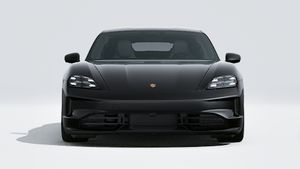 Außenansicht von Taycan Black Edition mit Blick auf die Vorderseite des Fahrzeugs