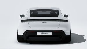 Vue extérieure de Taycan Black Edition montrant l'arrière de la voiture