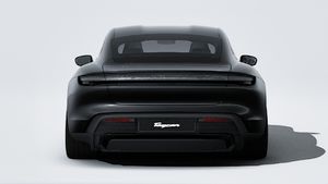 Außenansicht von Taycan Black Edition mit Blick auf das Heck des Fahrzeugs